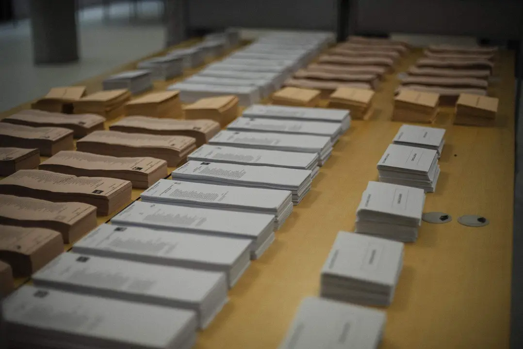  Papeletas electorales y sobres en un colegio electoral, a 27 de mayo de 2023 