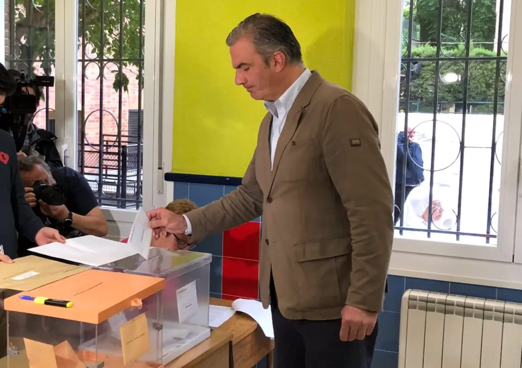  Ortega Smith ejerce su derecho al voto en el Colegio Mar&iacute;a Inmaculada, Hijas de la Caridad en Chamber&iacute;. - EUROPA PRESS 