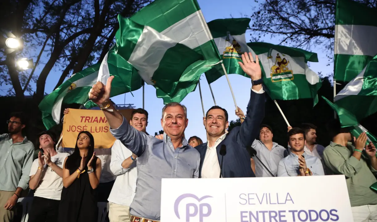  El presidente del PP-A y de la Junta de Andaluc&iacute;a, Juanma Moreno (d), junto a candidato del PP a la Alcald&iacute;a, Jos&eacute; Luis Sanz (i), durante el acto de cierre de campa&ntilde;a en la Plaza de San Gonzalo de Triana. <br>El presidente del PP-A y de la Junta de Andaluc&iacute;a, Juanma Moreno (d), junto a candidato del PP a la Alcald&iacute;a, Jos&eacute; Luis Sanz (i), durante el acto de cierre de campa&ntilde;a en la Plaza de San Gonzalo de Triana. - Joaquin Corchero - Europa Press 