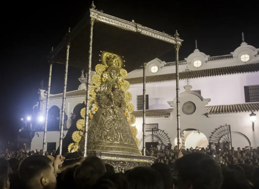  La Virgen del Roc&iacute;o procesiona esta madrugada por las calles de la aldea almonte&ntilde;a. - A. P&Eacute;REZ/EUROPA PRESS 
