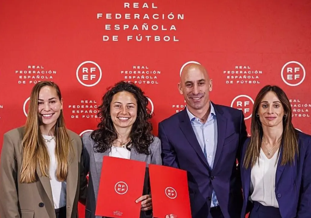  De izda a dcha: Irene Guerrero, Ivana Andr&eacute;s, Luis Rubiales y Esther Gonz&aacute;lez tras la firma del acuerdo para facilitar la conciliaci&oacute;n en el Mundial de Australia y Nueva Zelanda - PRENSA RFEF 