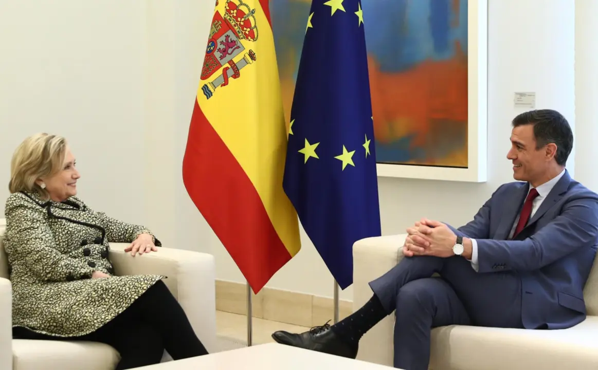  La exsecretaria de Estado estadounidense, Hillary Clinton y el presidente del Gobierno, Pedro S&aacute;nchez, en un encuentro en La Moncloa. - FERNANDO.CALVO 
