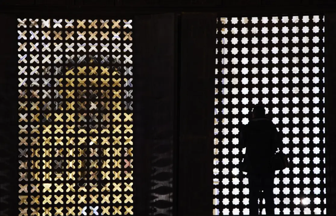  Archivo - Una persona en una iglesia. - Joaquin Corchero - Europa Press - Archivo 