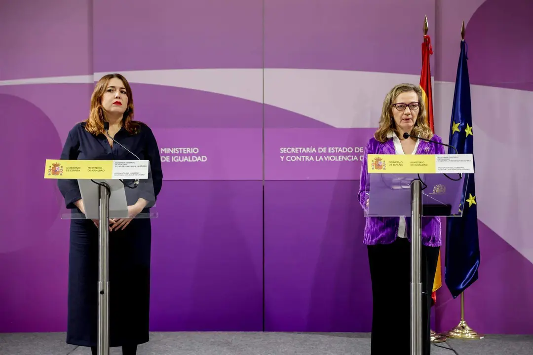  La secretaria de Estado de Igualdad y contra la Violencia de G&eacute;nero, &Aacute;ngela Rodr&iacute;guez Pam (i), y la delegada del Gobierno contra la Violencia de G&eacute;nero, Victoria Rosell 