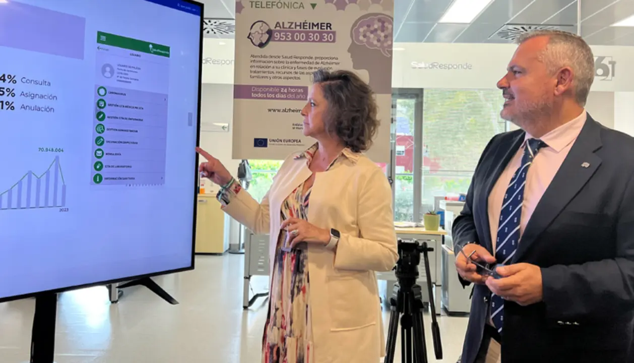  La consejera de Salud y Consumo, Catalina Garc&iacute;a, durante la visita a las instalaciones del centro de servicios e informaci&oacute;n de Salud Responde en Ja&eacute;n. 