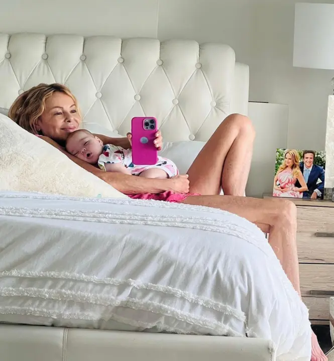  Ana Obreg&oacute;n junto a Ana Sandra y de fondo una foto de su hijo Alessandro 