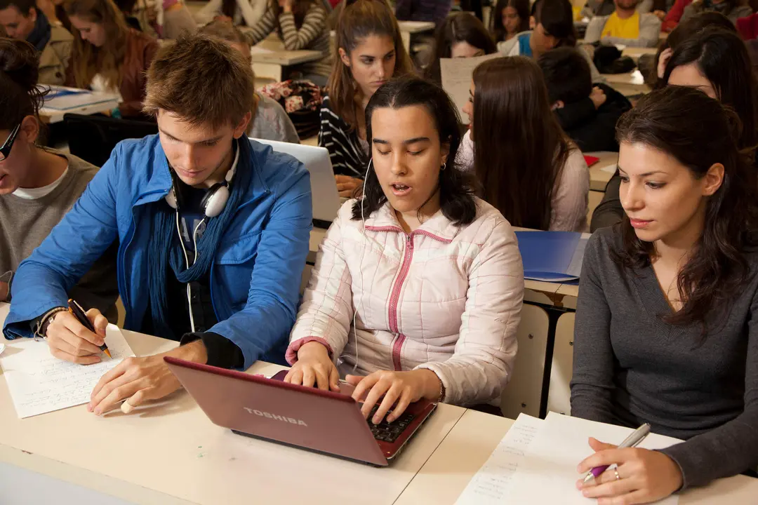  Grupo de estudiantes realizando estudios de periodismo - Facultad de Ciencias de la Informaci&oacute;n<br>Lugar: Sede Facultad de Ciencias de la Informaci&oacute;n y campus - Universidad Complutense<br>Imagen: Alumnos periodismo, alumna invidente con varios compa&ntilde;eros en clase.<br>FOTO: 20111105_MG_8079.<br>Ref.:LOC-55 (Rep:190) [IECP] ONCE/Celia de Coca/Lola Alejandre 