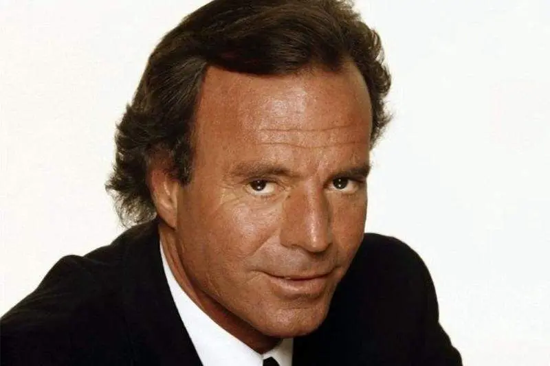  Julio Iglesias. Imagen: Fuera de Series 