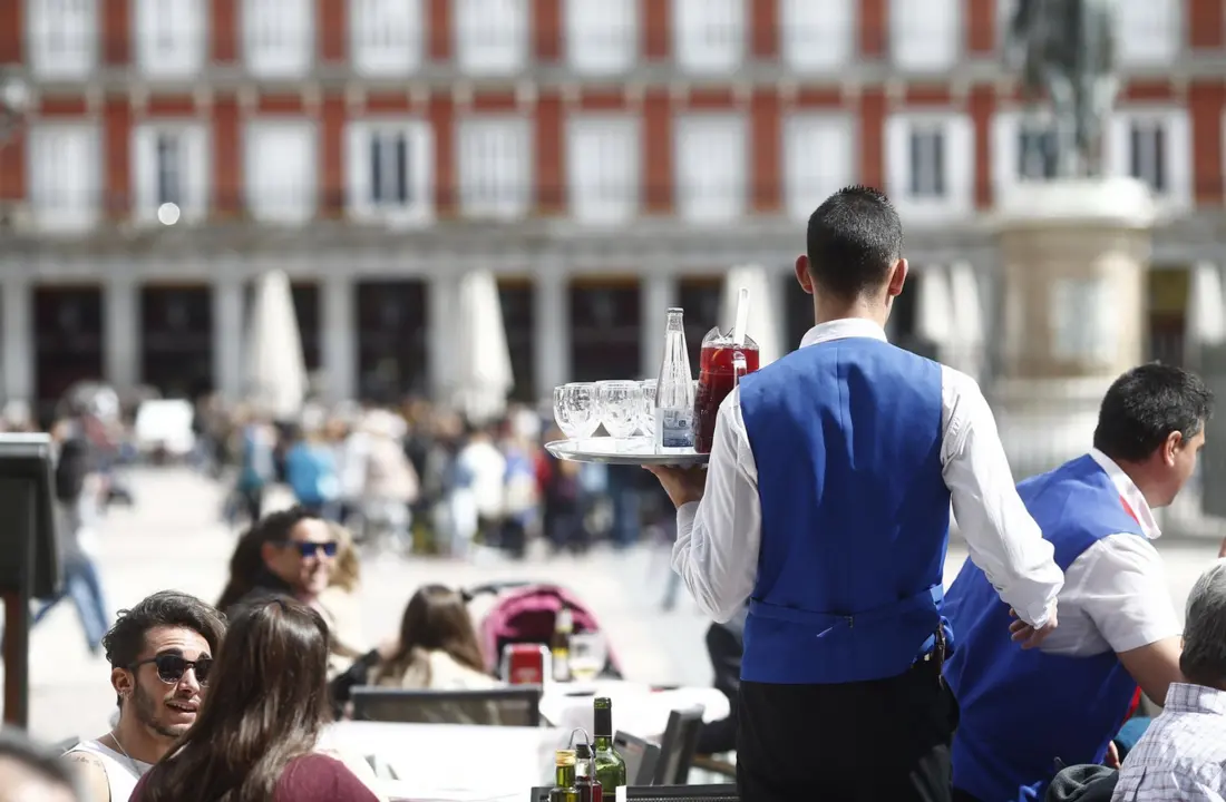  Archivo - Camareros sirven en una terraza - EUROPA PRESS - Archivo 