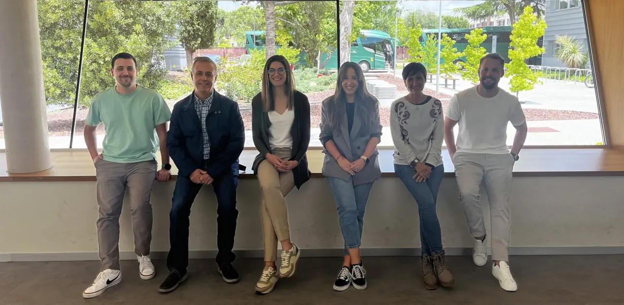  &Oacute;scar Brochado Kith, Salvador Resino, Amanda Fern&aacute;ndez Rodr&iacute;guez, Ana Virseda Berdices, Mar&iacute;a &Aacute;ngeles Jim&eacute;nez Sousa Y Rub&eacute;n Mart&iacute;n Escolano, Autores De La Investigaci&oacute;n, En Uno De Los Ventanales Del Centro Nacional De Microbiolog&iacute;a Del ISCIII. - ISCIII 