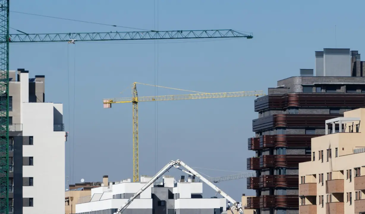  Archivo - Gr&uacute;as en una zona de construcci&oacute;n de edificios de viviendas - Alberto Ortega - Europa Press - Archivo 