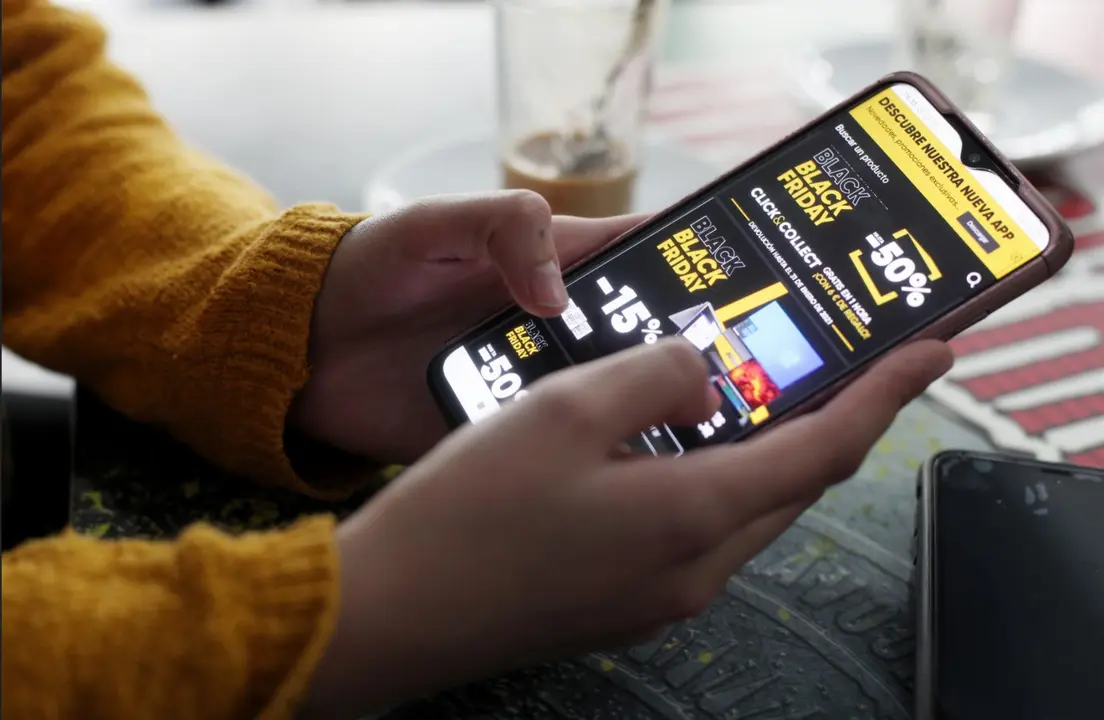  Archivo - Una joven consulta ofertas por Internet - Eduardo Parra - Europa Press - Archivo 