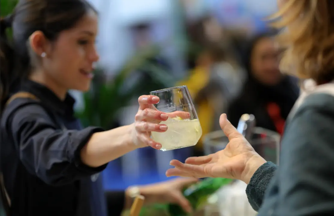  Archivo - Dos mujeres beben un refresco, en Madrid (Espa&ntilde;a). - Jes&uacute;s Hell&iacute;n - Europa Press - Archivo 