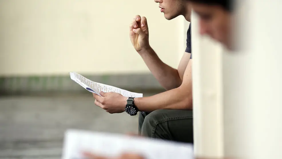  Estudiantes ultimando detalles antes de la Prueba de Evaluaci&oacute;n de Bachillerato para el Acceso a la Universidad. (Foto Archivo EFE). 