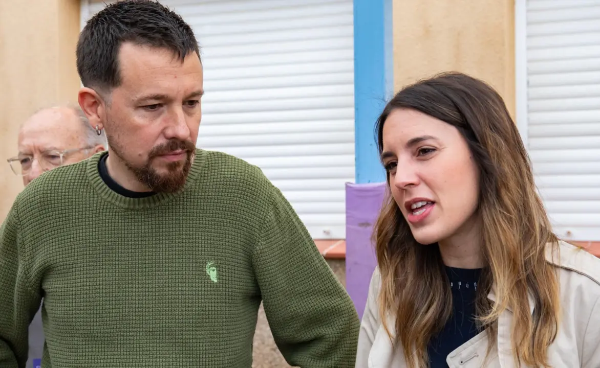  La ministra de Igualdad y secretaria de Acci&oacute;n de Gobierno de Podemos, Irene Montero y el exvicepresidente segundo del Gobierno y exl&iacute;der de Podemos Pablo Iglesias, ejercen su derecho al voto en el Colegio P&uacute;blico La Navata.. - Europa Press 
