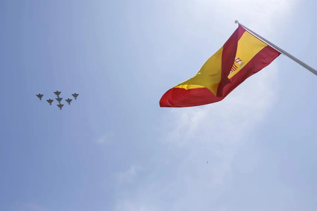  Una bandera de Espa&ntilde;a durante el desfile de D&iacute;a de las Fuerzas Armadas 2023, a 3 de junio de 2023 en Granada 