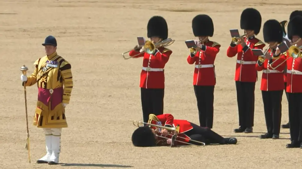  Al menos tres guardias se han desmayado por el calor abrasador durante un desfile militar real este s&aacute;bado 