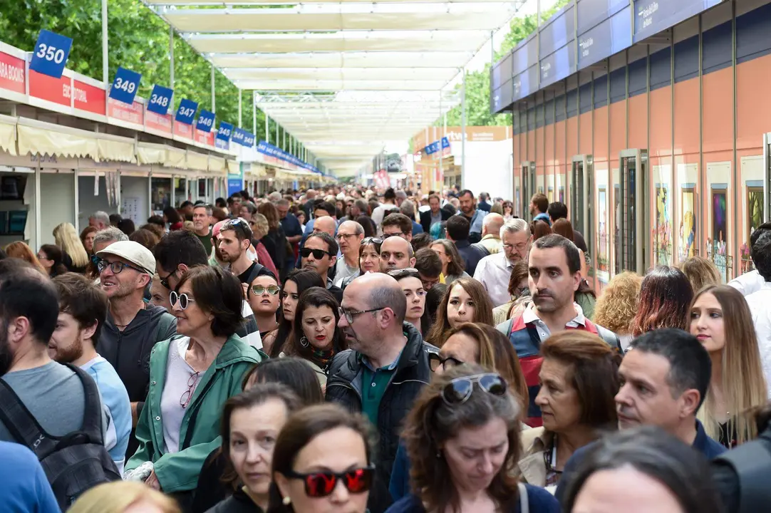  Numerosas personas asisten al segundo d&iacute;a de la Feria del Libro de Madrid 2023, en el Parque del Retiro 