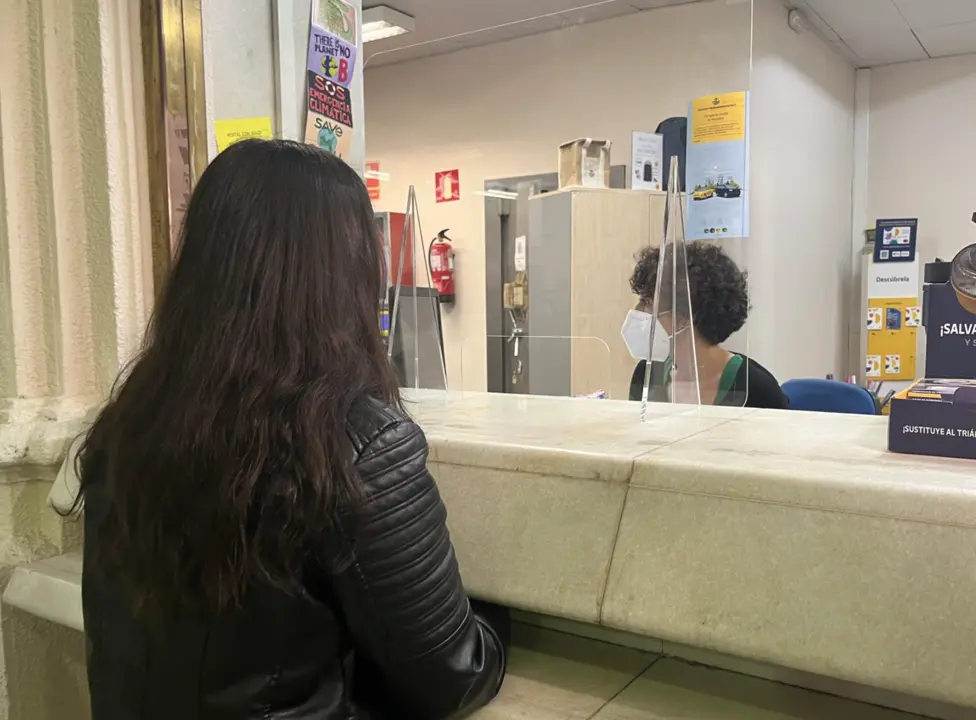  Archivo - Una joven de 18 a&ntilde;os solicita el Bono Cultural Joven en una oficina de Correos de Zaragoza. - EUROPA PRESS - Archivo 