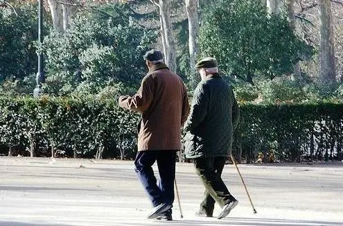  Dos personas caminando. 