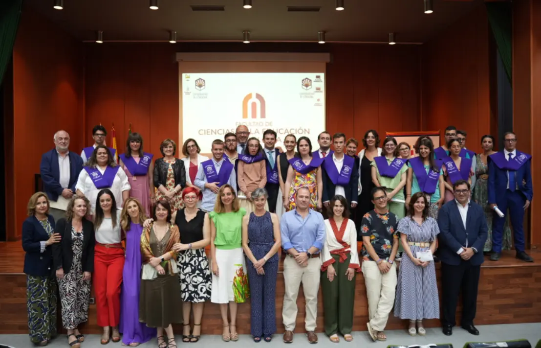  Foto de familia de autoridades, profesorado y estudiantes egresados de la segunda promoci&oacute;n del programa UCOincluye 