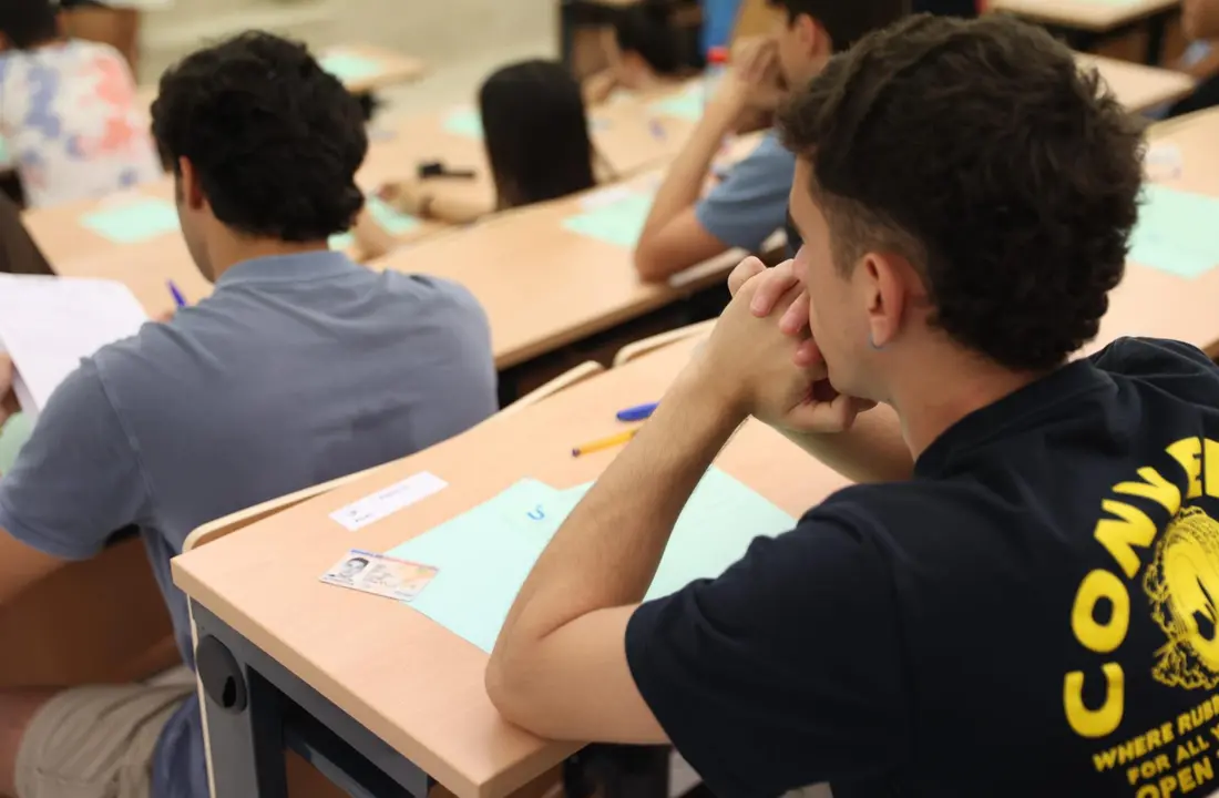  Archivo - Estudiantes en el lugar de realizaci&oacute;n de la PEvAU, foto de archivo - JUNTA DE ANDALUC&Iacute;A - Archivo 