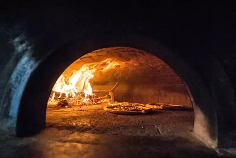 Pizza cocin&aacute;ndose en un horno de le&ntilde;a 