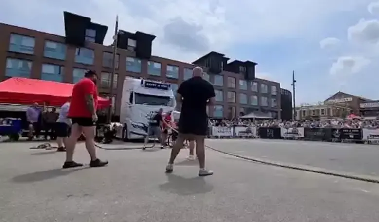  Este hombre en silla de ruedas bate el r&eacute;cord Guinness de arrastre de camiones al tirar de uno de diez toneladas - YOUTUBE - VIDELO - 