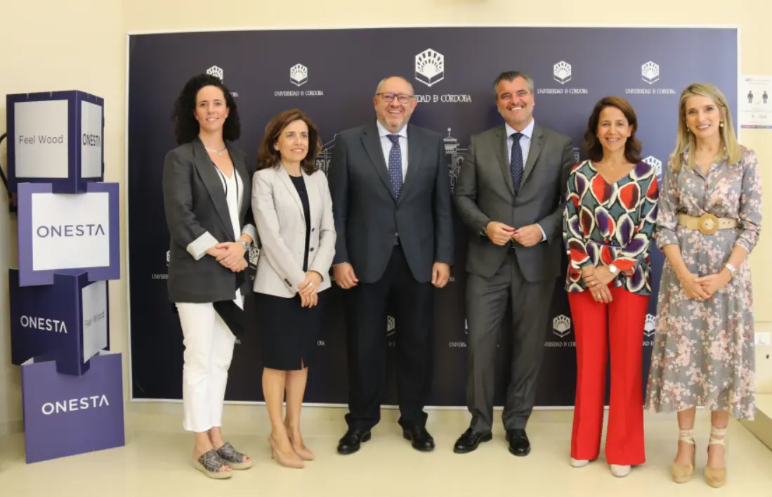  Representantes acad&eacute;micos y de la empresa ONESTA tras la firma del convenio 