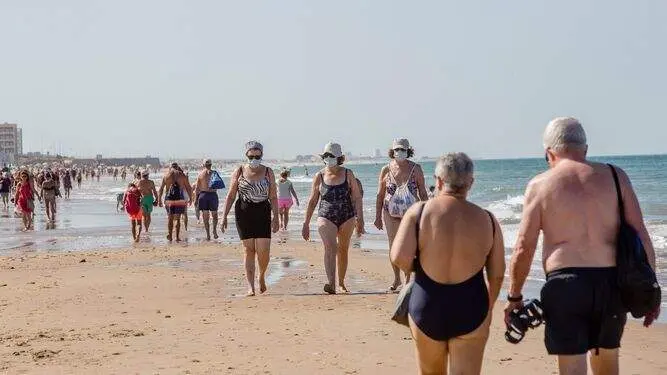  Personas paseando por la playa en C&aacute;diz 