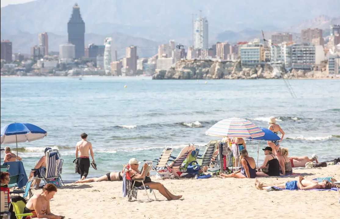  Archivo - Numerosas personas se ba&ntilde;an y toman el sol en la playa de Poniente, a 11 de marzo de 2023, en Benidorm, Alicante, Comunidad Valenciana (Espa&ntilde;a). - Joaqu&iacute;n Reina - Europa Press - Archivo 