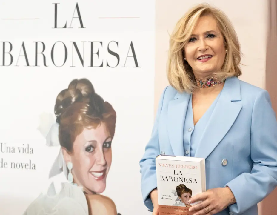  La periodista y presentadora Nieves Herrero posan durante la presentaci&oacute;n de su libro &lsquo;La Baronesa&rsquo;, en el C&iacute;rculo de Bellas Artes - Diego Radam&eacute;s - Europa Press 
