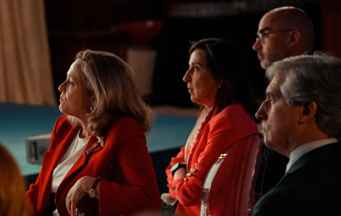 (I-D) La vicepresidenta primera y ministra de Asuntos Econ&oacute;micos y Transformaci&oacute;n Digital, Nadia Calvi&ntilde;o, la ministra de Defensa, Margarita Robles, y el presidente ejecutivo de PRISA, Carlos N&uacute;&ntilde;ez, durante la segunda jornada de la celebraci&oacute;n del 45&ordm; aniv - Gabriel Luengas - Europa Press 