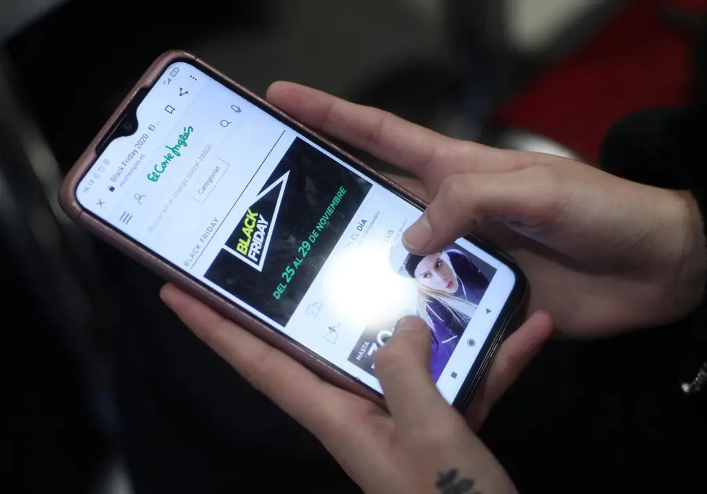  Archivo - Una joven consulta las ofertas en su m&oacute;vil - Eduardo Parra - Europa Press - Archivo 