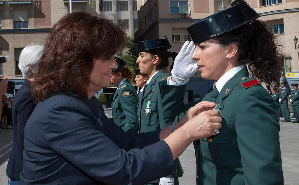  Mujer de la Guardia Civil siendo condecorada 