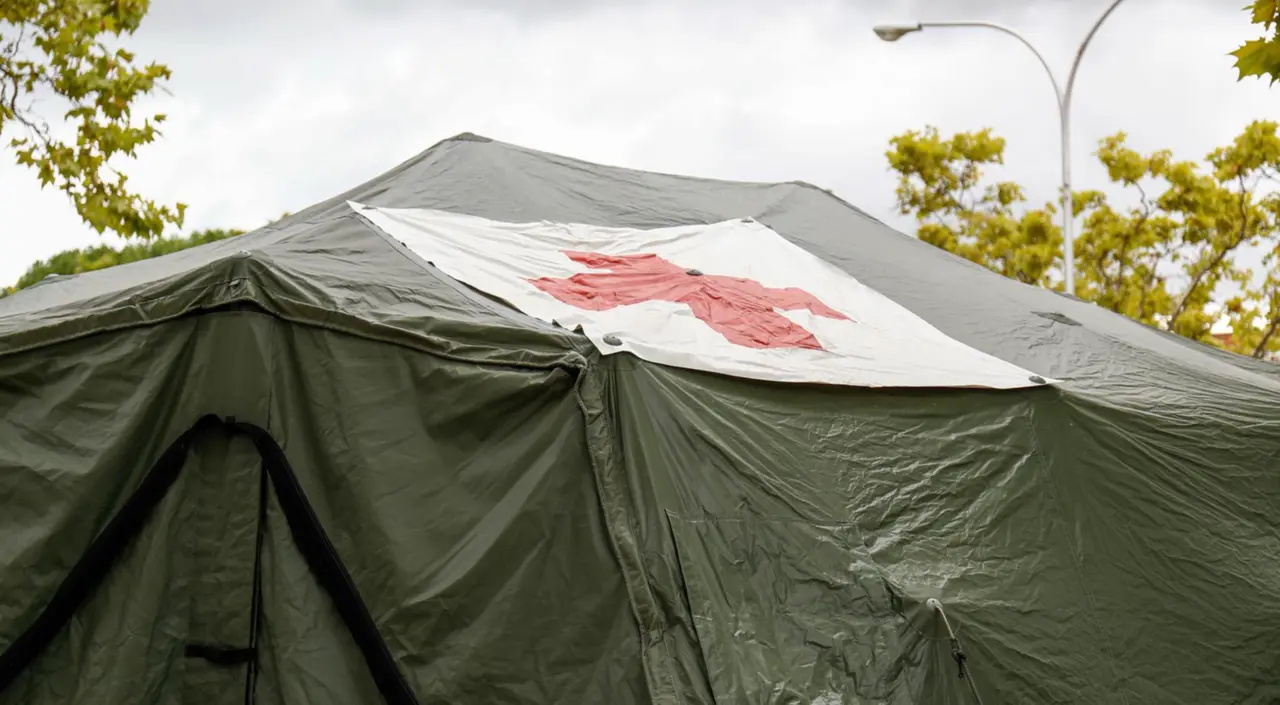  Archivo - Tiendas provisionales de triaje hospitalario instaladas en el aparcamiento del hospital militar G&oacute;mez Ulla, en Madrid, (Espa&ntilde;a), a 18 de septiembre de 2020. - &Oacute;scar J.Barroso - Europa Press - Archivo 