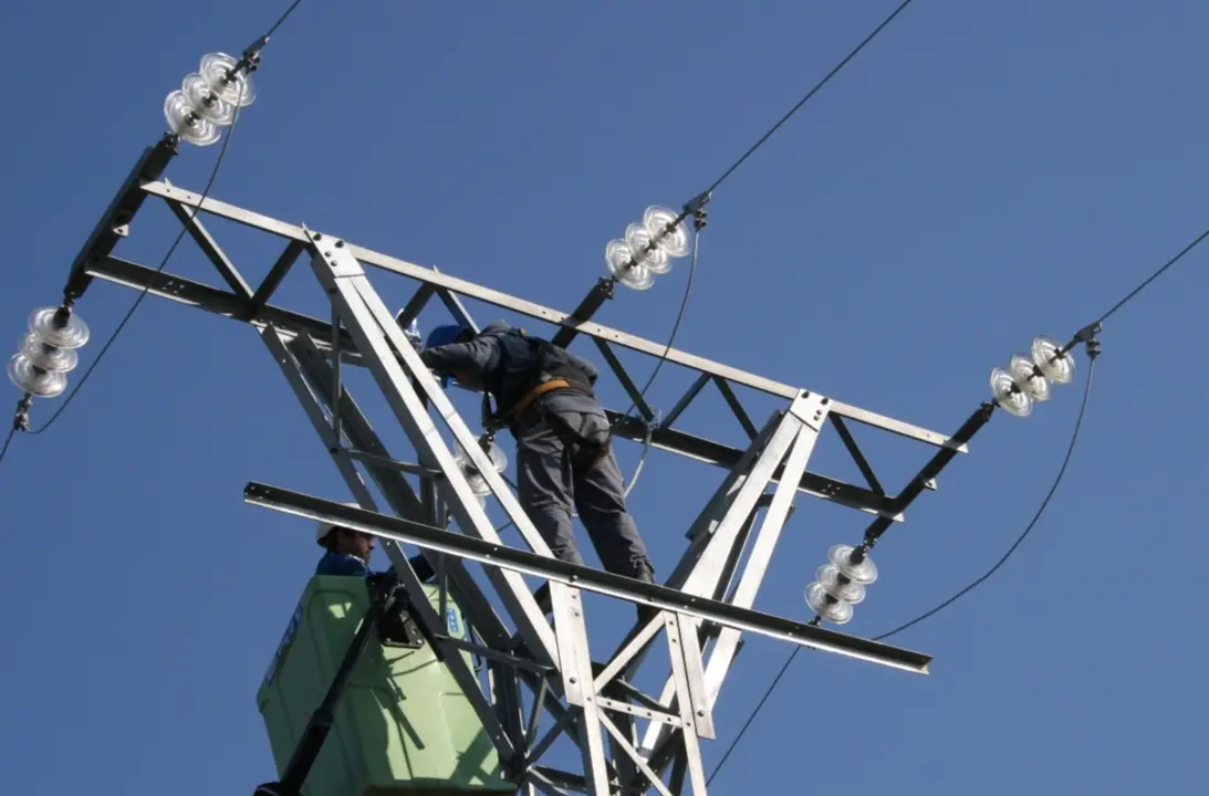  Archivo - Trabajadores en un tendido el&eacute;ctrico. - CARM - Archivo 