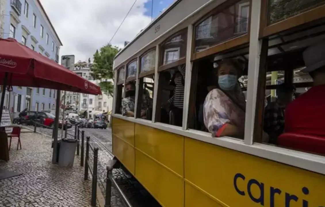  Archivo - Personas con mascarilla en un tranv&iacute;a de Lisboa<br>- Europa Press/Contacto/Jorge Castellanos - Archivo 