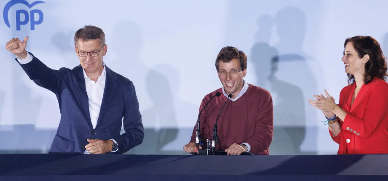  (I-D) El l&iacute;der del Partido Popular, Alberto N&uacute;&ntilde;ez Feij&oacute;o; el alcalde de Madri Jos&eacute; Luis Mart&iacute;nez-Almeida, y la presidenta de la Comunidad de Madrid, Isabel D&iacute;az Ayuso, celebran la victoria del partido en la sede nacional del PP, a 28 de mayo de 2023 - Eduardo Parra - Europa Press 
