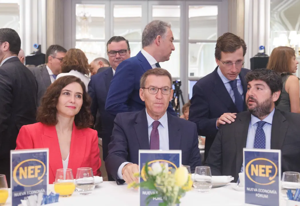  (I-D) La presidenta de la Comunidad de Madrid, Isabel D&iacute;az Ayuso; el l&iacute;der del Partido Popular, Alberto N&uacute;&ntilde;ez Feij&oacute;o y el alcalde de Madrid, Jos&eacute; Luis Mart&iacute;nez-Almeida, que saluda al presidente del Gobierno de Murcia en funciones, Fernando L&oacute;pez Miras, du - Eduardo Parra - Europa Press 