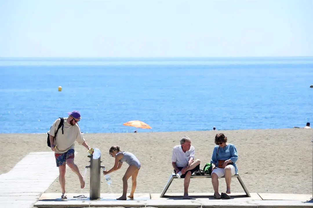  Cientos de personas en la playa de La Malagueta 
