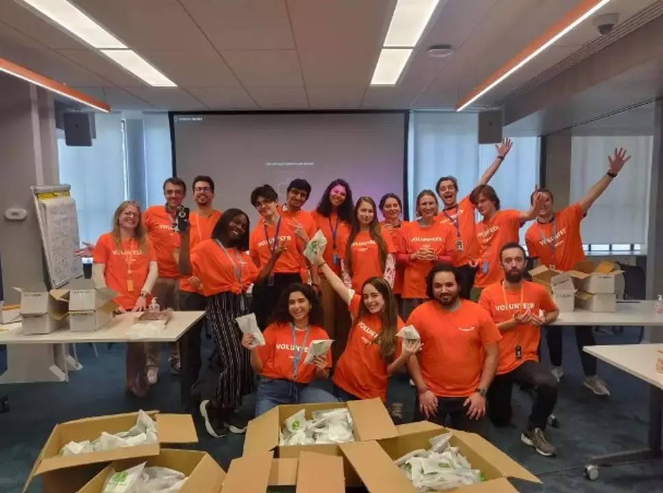  Empleados de Amazon en Par&iacute;s empaquetando kits de higiene para personas refugiadas 