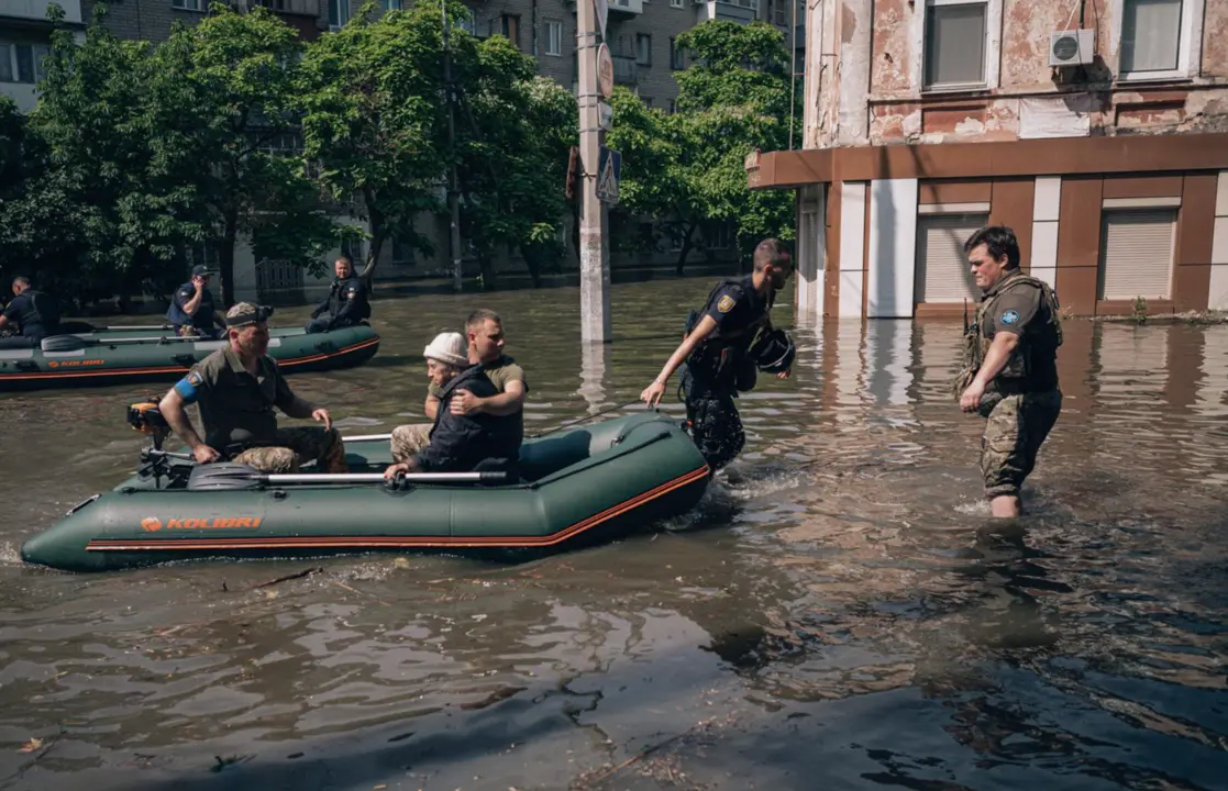  Evacuaci&oacute;n de residentes atrapados en Jers&oacute;n por la inundaci&oacute;n provocada por el ataque contra la presa de Kajovka - Nicolas Cleuet/Le Pictorium Via / Dpa 