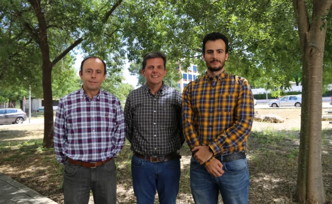  De izquierda a derecha, los investigadores de DAUCO Emilio Camacho, Juan Antonio Rodr&iacute;guez y Rafael Gonz&aacute;lez 