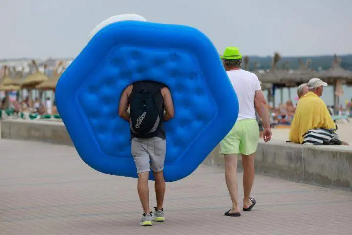 Escena NO TAN t&iacute;pica de playa en Mallorca aprovechando el buen tiempo 