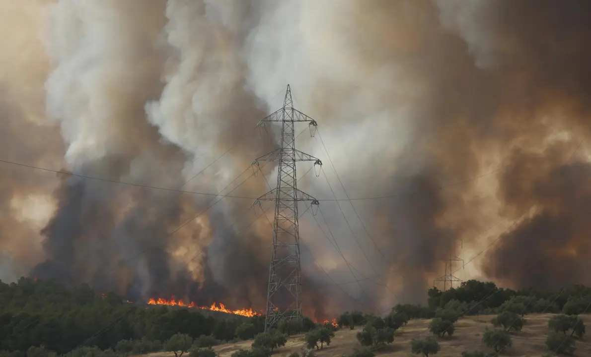 Archivo - Efectivos a&eacute;reos trabajan por un fuego en el t&eacute;rmino municipal de Pinos Puente (Granada), en un paraje conocido como Cerro del Infante a 25 de julio del 2022 (Foto de archivo). - &Aacute;lex C&aacute;mara - Europa Press - Archivo 
