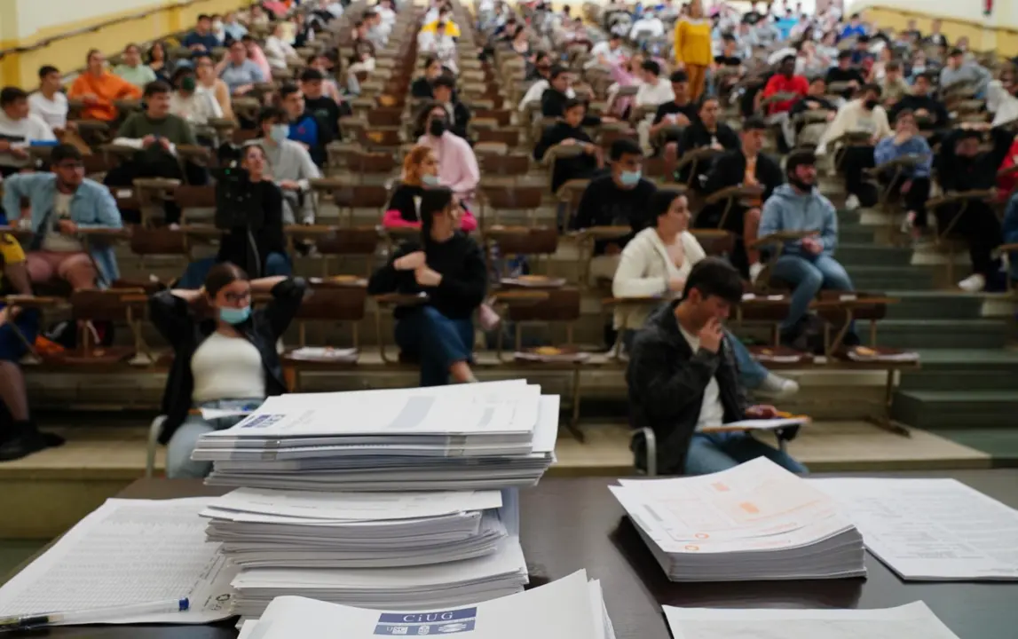  Archivo - Estudiantes esperan antes de comenzar las pruebas de acceso a la universidad - &Aacute;lvaro Ballesteros - Europa Press - Archivo 