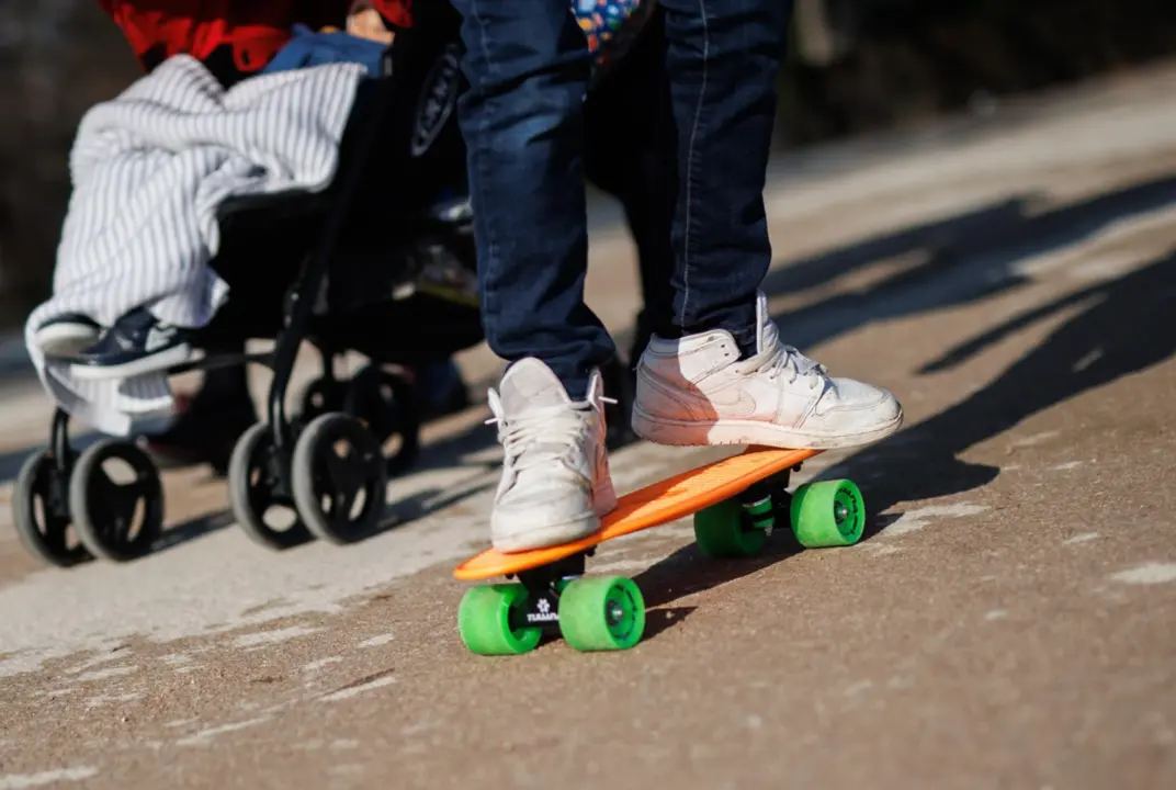  Archivo - Un ni&ntilde;o con un patinete y un carrito de beb&eacute; por el parque del Retiro. - Alejandro Mart&iacute;nez V&eacute;lez - Europa Press - Archivo 