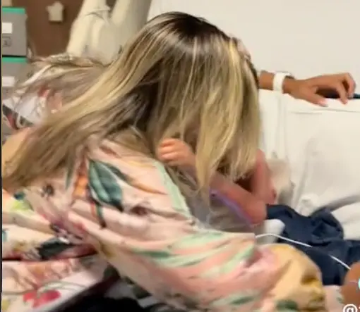  Momento en el que madre e hijo se abrazan 