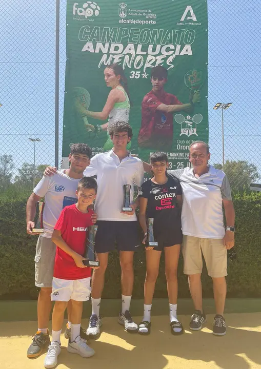  los cuatro cordobeses con sus trofeos junto al responsable de la Federaci&oacute;n Andaluza en C&oacute;rdoba, Paco Arrebola, uno de los jueces &aacute;rbitros del campeonato 